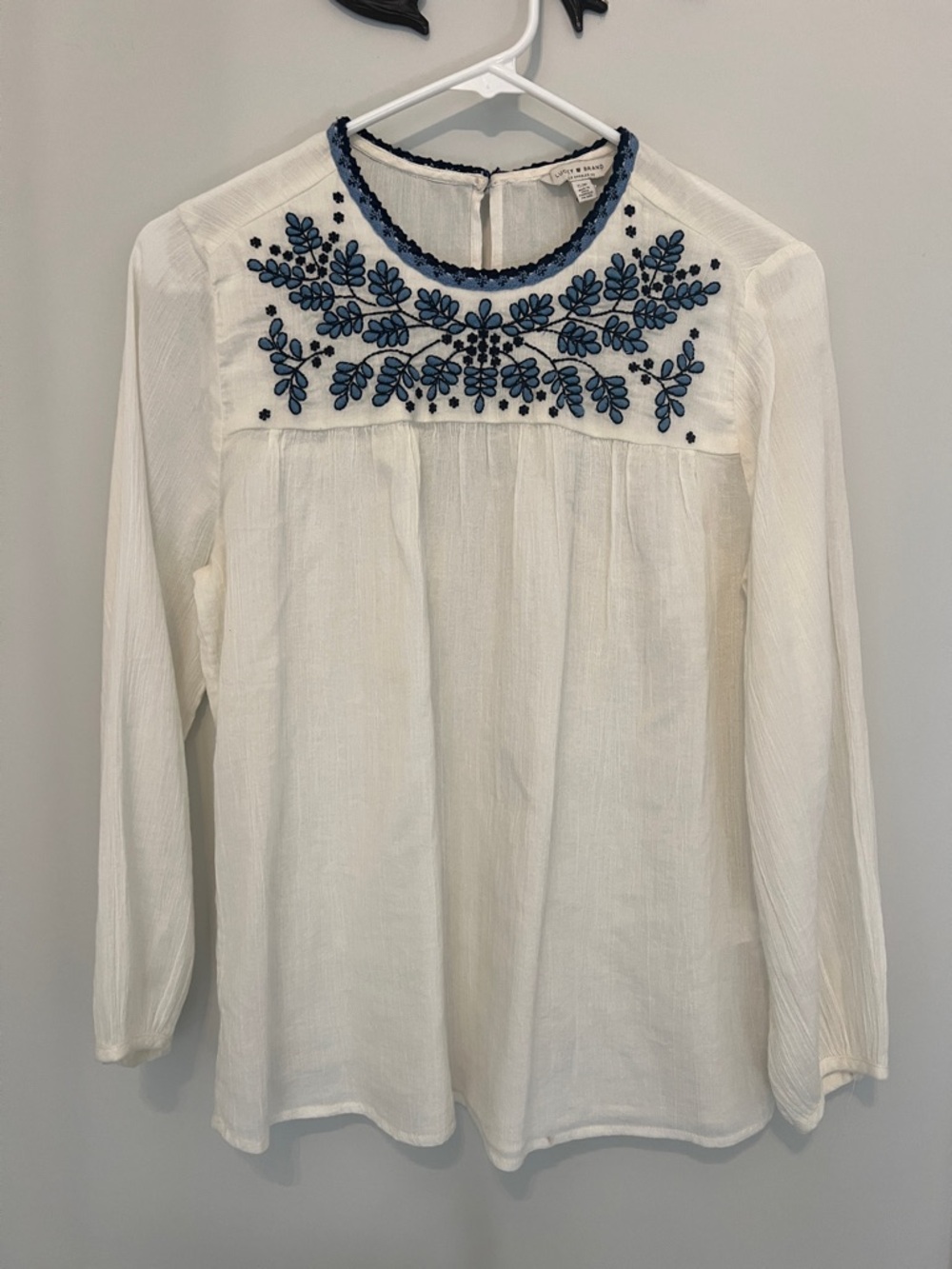 Lucky gauze top. Embroidered 🌺 flowers